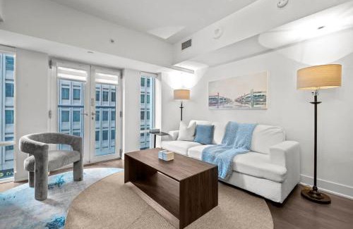 Bay Cloverhill Apartment | Chic and Central 2 Bedroom Condo in Downtown Toronto