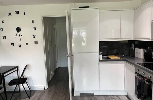 Stone Apartment | Chic and Modern Flat: Perfect for Exploring Kent!