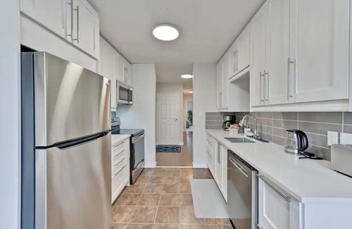 Southwest Edmonton House | Chic and Spacious 3-BDRM Retreat near U of A