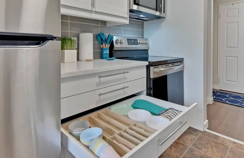 Southwest Edmonton House | Chic and Spacious 3-BDRM Retreat near U of A