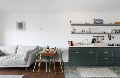 Tel Aviv City Center Apartment | Chic and Sunny in the Heart of Tel Aviv
