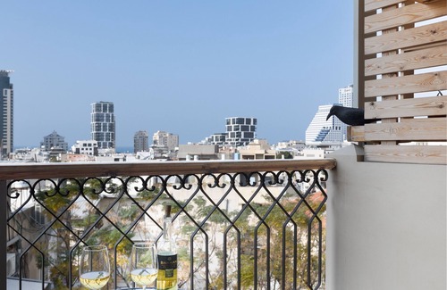 Tel Aviv City Center Apartment | Chic and Sunny in the Heart of Tel Aviv