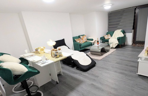 Manchester Apartment | Chic Apartment in Manchester Sleeps 5