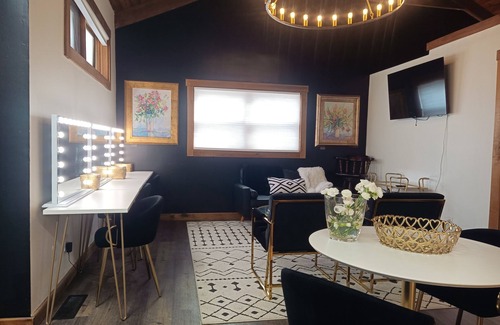 Gnaw Bone Apartment | Chic Apartment Suite located in Nashville, IN