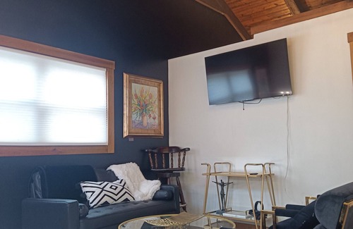 Gnaw Bone Apartment | Chic Apartment Suite located in Nashville, IN