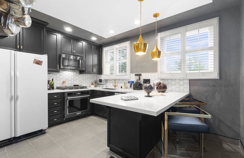 Burlingame House | Chic Art House- 3 Bedroom-near SFO. Luxe art, interiors and gardens. Comfy.