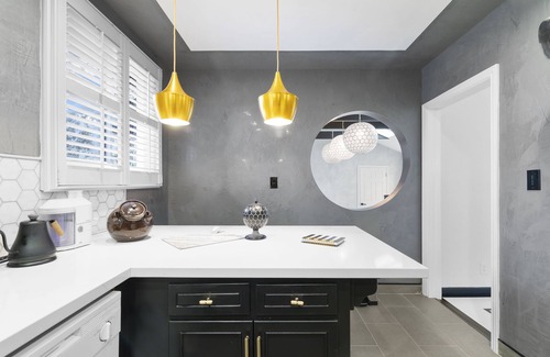 Burlingame House | Chic Art House- 3 Bedroom-near SFO. Luxe art, interiors and gardens. Comfy.