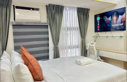 Pinagsama Apartment | Chic BGC Stay - Hotel Vibes