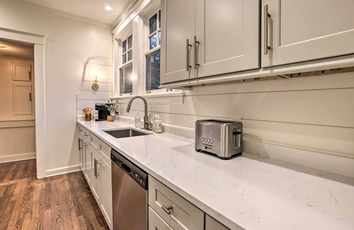 Forest Park Condo | Chic Birmingham Getaway ~ 2 Mi to Downtown!