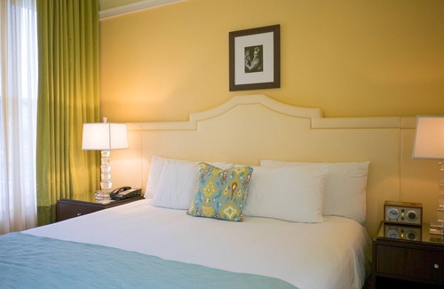Goose Hollow Hotel | Chic Boutique Hotel with Pop-Up Cinema, On-site Bar and Mini-Golf!