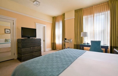 Goose Hollow Hotel | Chic Boutique Hotel with Pop-Up Cinema, On-site Bar and Mini-Golf!