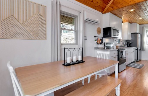 Apple Ridge Cabin | Chic Cabin Near Blowing Rock- Amazing View