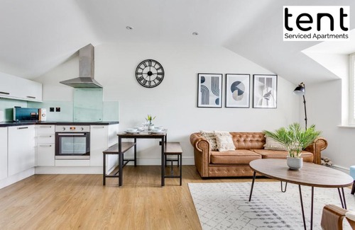 Runnymede Apartment | Chic & Central 1 Bedroom APT with Parking, Pets welcome by Tent Serviced Apartments Egham
