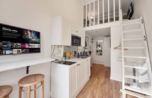 Tachbrook Apartment | Chic Central Mezzanine with Balcony