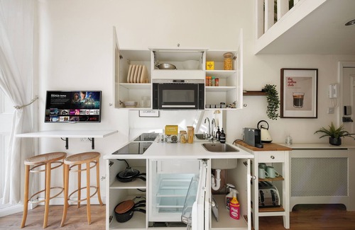 Tachbrook Apartment | Chic Central Mezzanine with Balcony