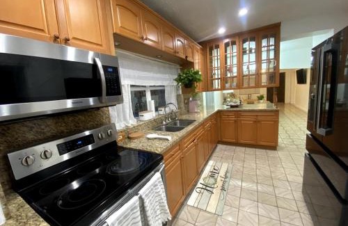 Allapattah House | Chic Centrally located spacious 4 bedrooms