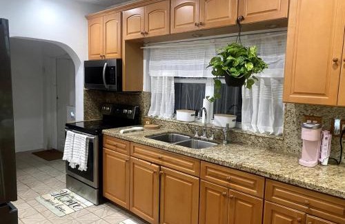 Allapattah House | Chic Centrally located spacious 4 bedrooms