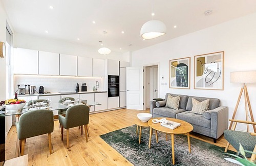 Redcliffe Apartment | Chic Chelsea Retreat: Bright Space & Balcony Bliss