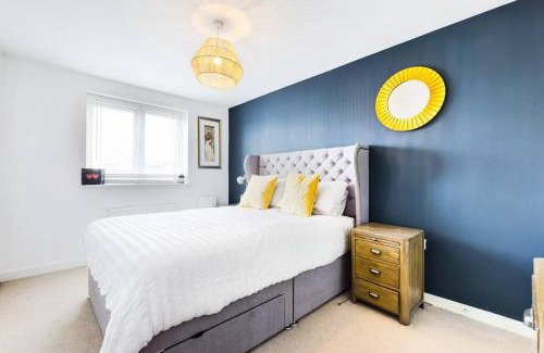 Castle Apartment | Chic City Centre Apartment With Allocated Parking