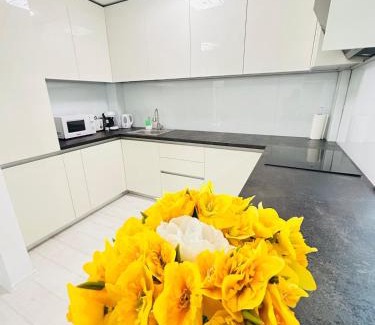 Calea Sever Bocu Apartment | Chic city home