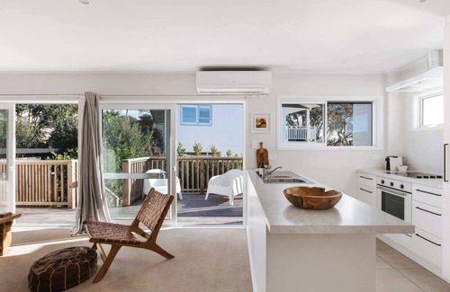 Mount Maunganui House | Chic Coastal Escape Walk to Beach & Downtown Mount