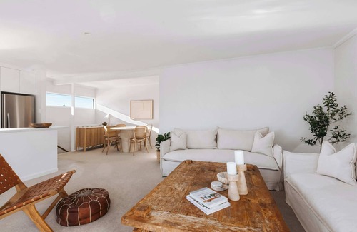Mount Maunganui House | Chic Coastal Escape Walk to Beach & Downtown Mount