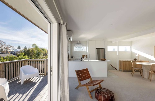 Mount Maunganui House | Chic Coastal Escape Walk to Beach & Downtown Mount