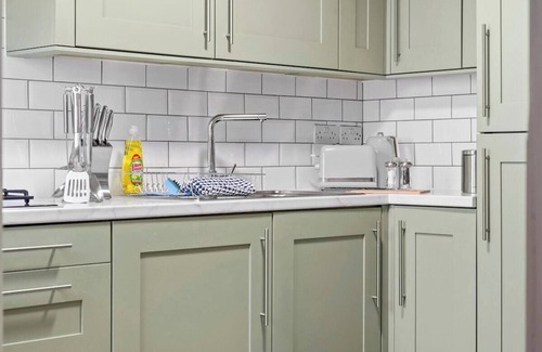 Wakefield Apartment | Chic & Contemporary Apartment with Patio - Parking