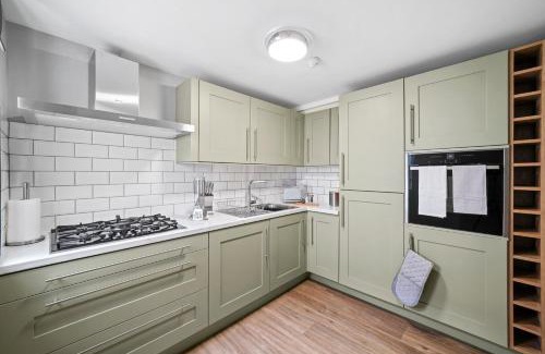 Wakefield Apartment | Chic & Contemporary Apartment with Patio - Parking