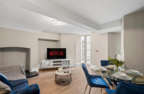 Wakefield Apartment | Chic & Contemporary Apartment with Patio - Parking