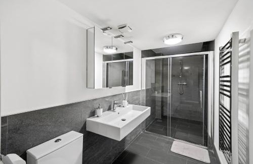 Wakefield Apartment | Chic & Contemporary Apartment with Patio - Parking