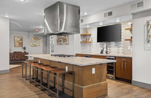 Eighth Avenue Apartment | Chic Country Getaway Walk to Broadway & Gulch