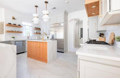 Ellendale Villa | Chic Countryside Estate-Patio Heaters-Game Room-Gym-BBQ-Pool