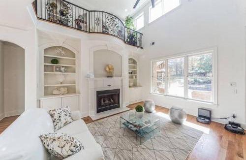 Ellendale Villa | Chic Countryside Estate-Patio Heaters-Game Room-Gym-BBQ-Pool