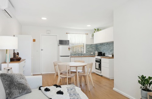 Karrinyup Apartment | Chic Cozy 2 Bedroom Apartment Near Beach