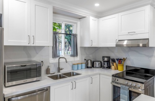Humber Bay House | Chic & Cozy 3 BD/2 BA House w/Free Parking