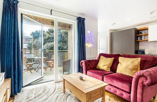 South Norwood Apartment | Chic Crystal Palace Flat with Balcony & Workspace