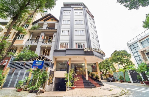 Binh Chanh House | Chic Deluxe Double Room at Sunrise Trung Son