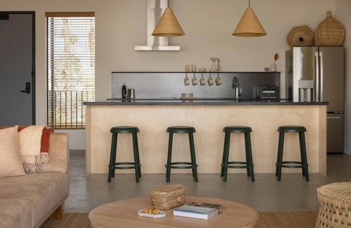 Historic Tennis Club Hotel | Chic Desert Living: 3 Bedroom Suite/Palm Springs/Full Kitchen and Living Area