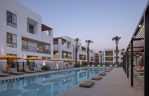 Historic Tennis Club Hotel | Chic Desert Living: 3 Bedroom Suite/Palm Springs/Full Kitchen and Living Area