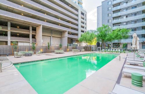 Evans Churchill Apartment | Chic Downtown 2-Bedroom Pool Gym Parking