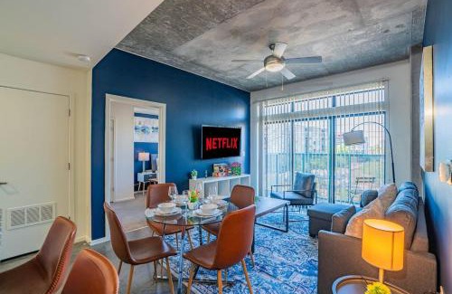 Evans Churchill Apartment | Chic Downtown 2-Bedroom Pool Gym Parking