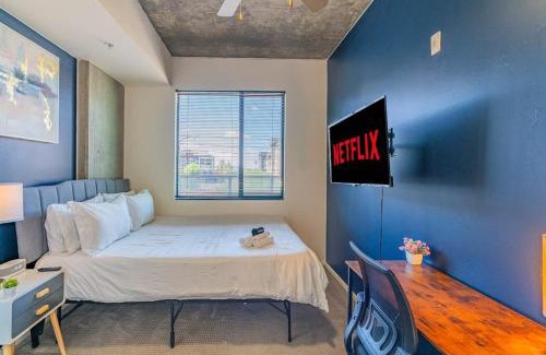 Evans Churchill Apartment | Chic Downtown 2-Bedroom Pool Gym Parking