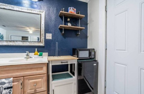 Dover Shores East House | Chic Downtown Studio Pet-Friendly Retreat