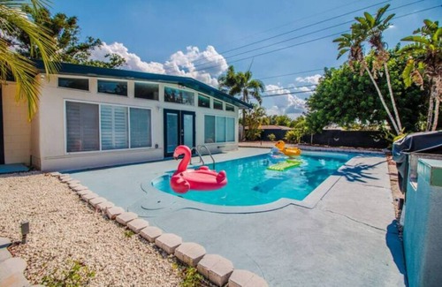 Dover Shores East House | Chic Downtown Studio Pet-Friendly Retreat