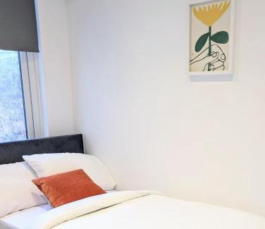 Wainscot Apartment | Chic En-suite Room with Office Garden and Parking