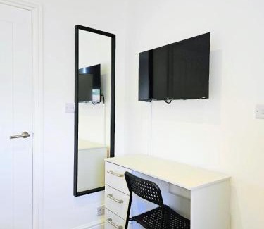 Wainscot Apartment | Chic En-suite Room with Office Garden and Parking