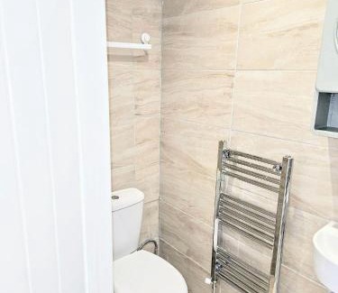 Wainscot Apartment | Chic En-suite Room with Office Garden and Parking