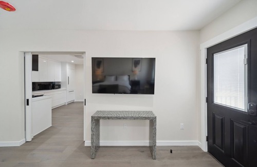 Floral Park House | Chic Executive - Historic Floral Park Guest House 1 Bedroom Bungalow by Redawning