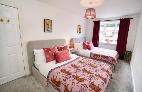 Manchester House | Chic Family Home with Garden Fire Pit & Event Space, Hot Tub